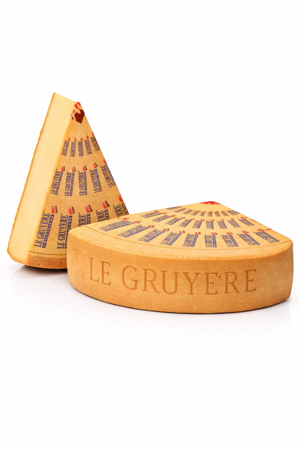 Le Gruyère AOP ost – hel ost med utskåret bit, gyllen fast ost med karakteristisk etikett, fotografert mot ren hvit bakgrunn.
