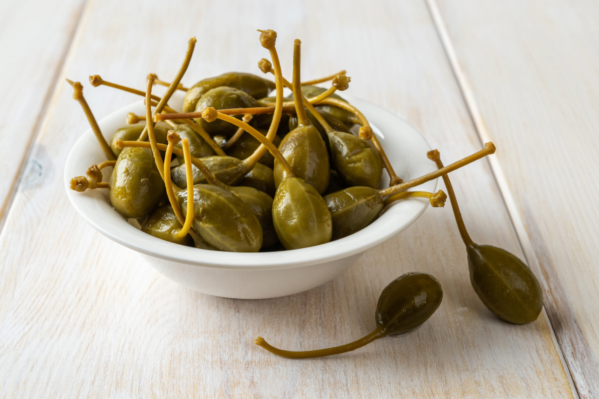 Kapers og caperberries – delikatesser servert med sitron og urter